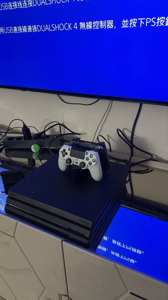 Playstation 4 Pro 1Tb + 2 джойстика + зарядка