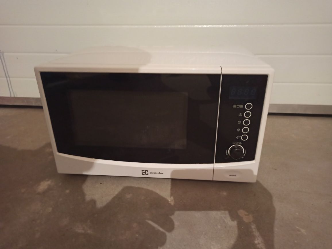 Mikrofalówka Electrolux EMS20400W używana