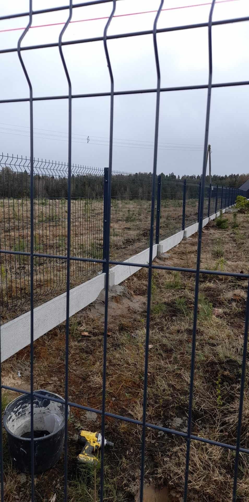 Montaż ogrodzeń panelowych ,naciąganie siatki .