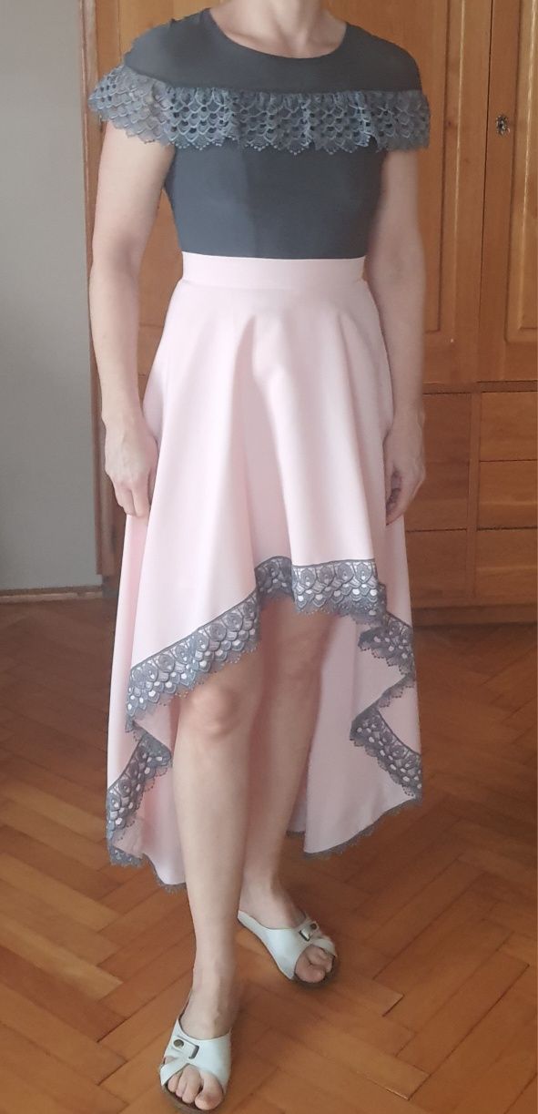 Piękna sukienka z koronką i ogonem De facto