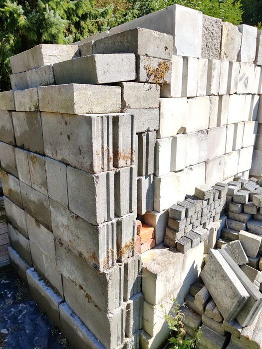 Promocja!!! Pustaki,  cegły po budowie nie używane, materiał na garaż.