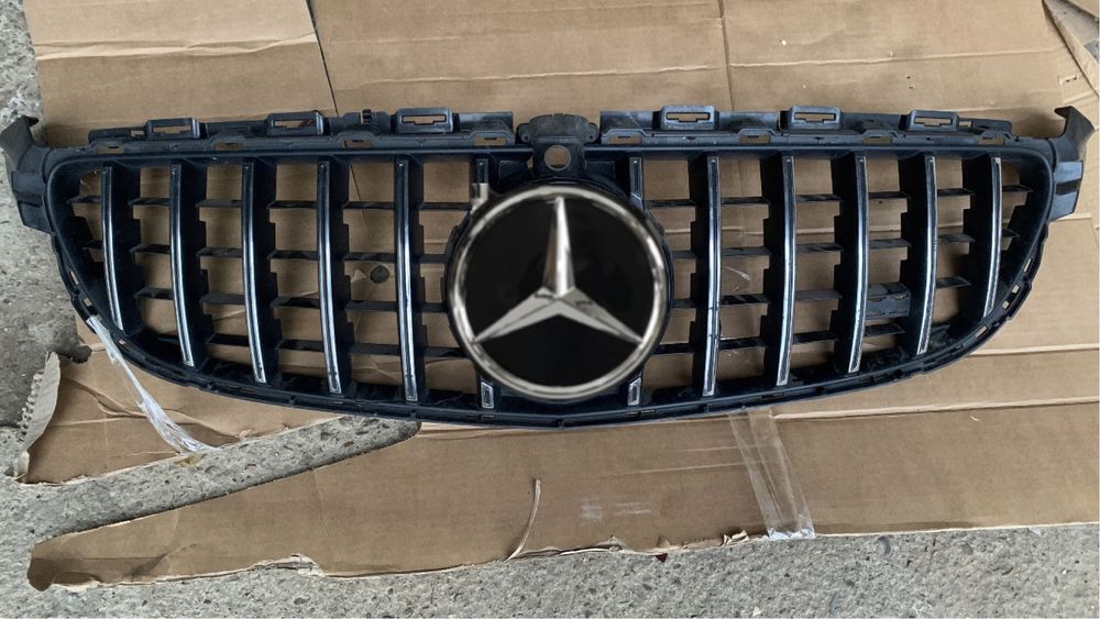 Решотка радіатора на Mercedes w205 с63AMG. Опис ниже.