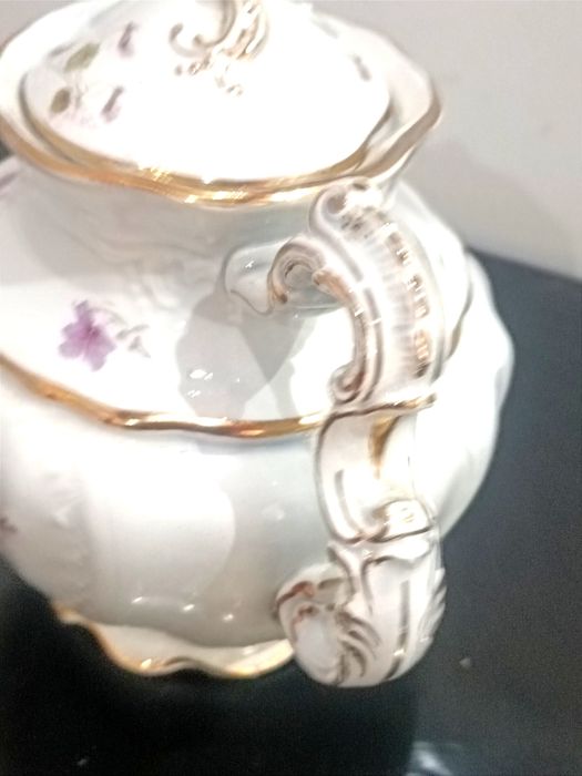 Bule decorativo de porcelana.