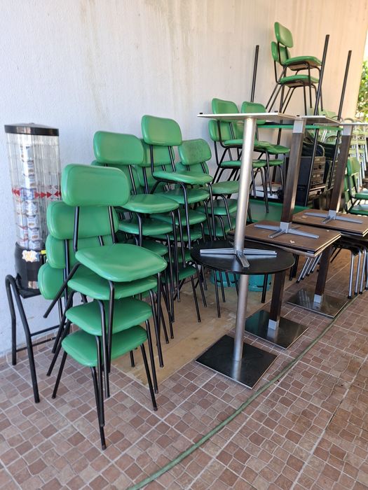 Várias mesas e cadeiras