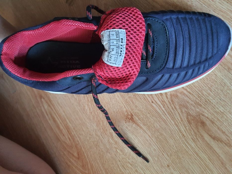 Кросівки б/у 38 розміру Міда