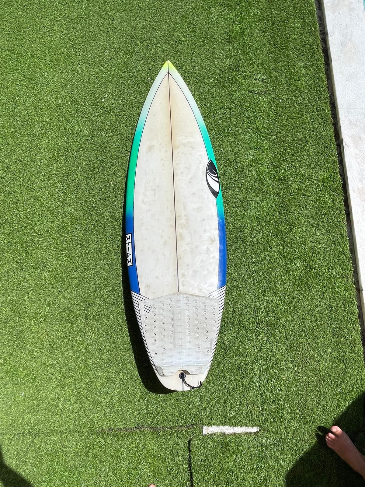 Prancha de surf sharpeye com 3 quilhas,  21 litros e uma 5.2