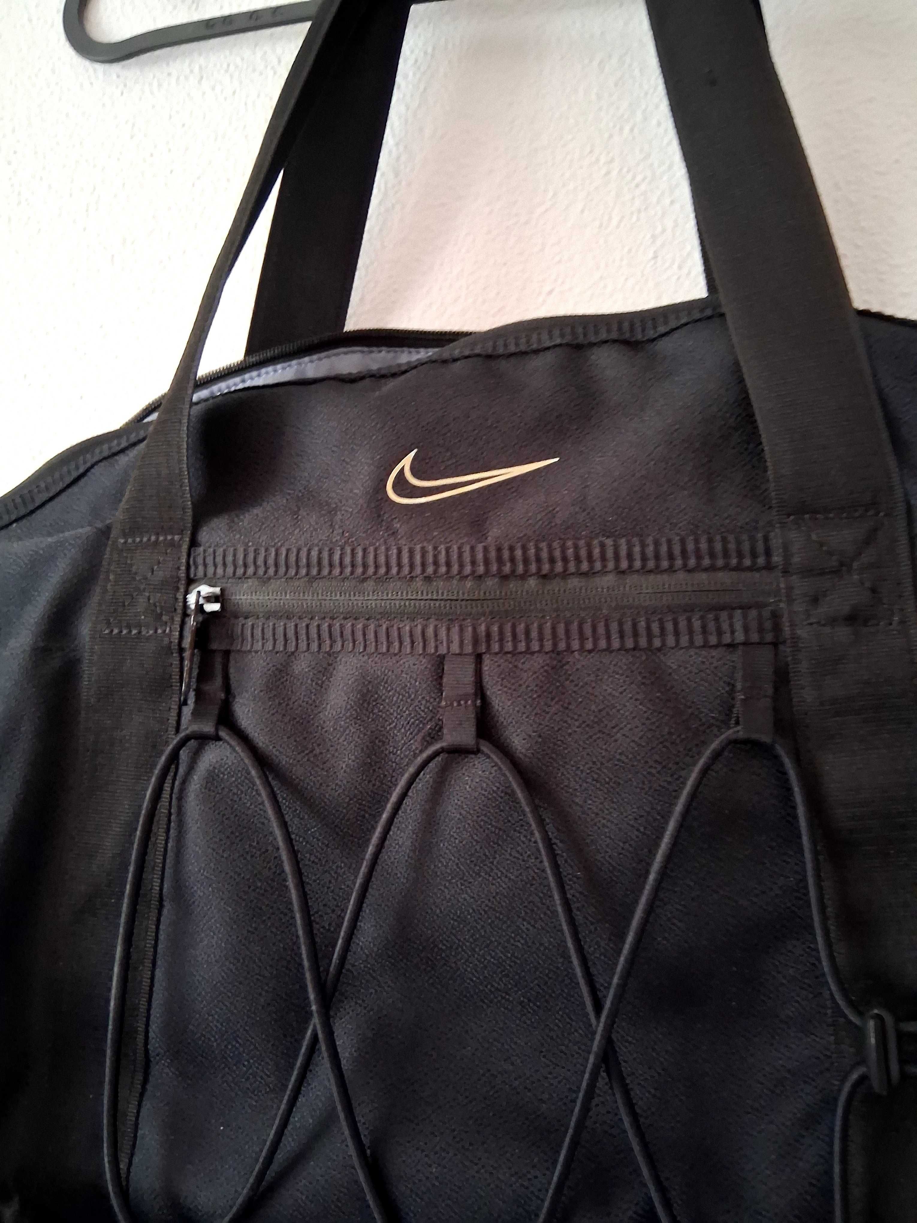 Conjunto desportivo Nike.