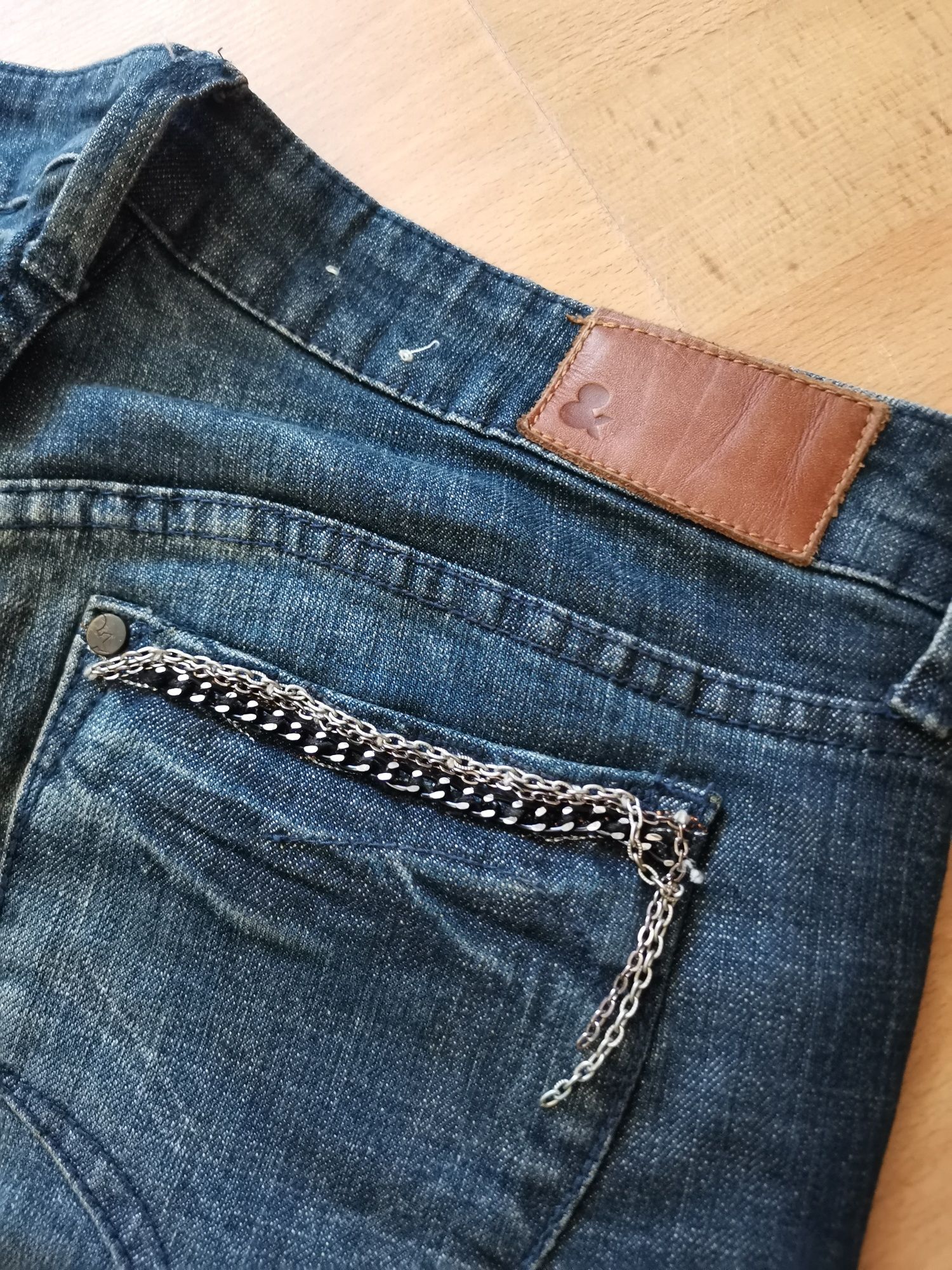 Spodnie jeansy damskie bawełniane z łańcuchami rozmiar 27