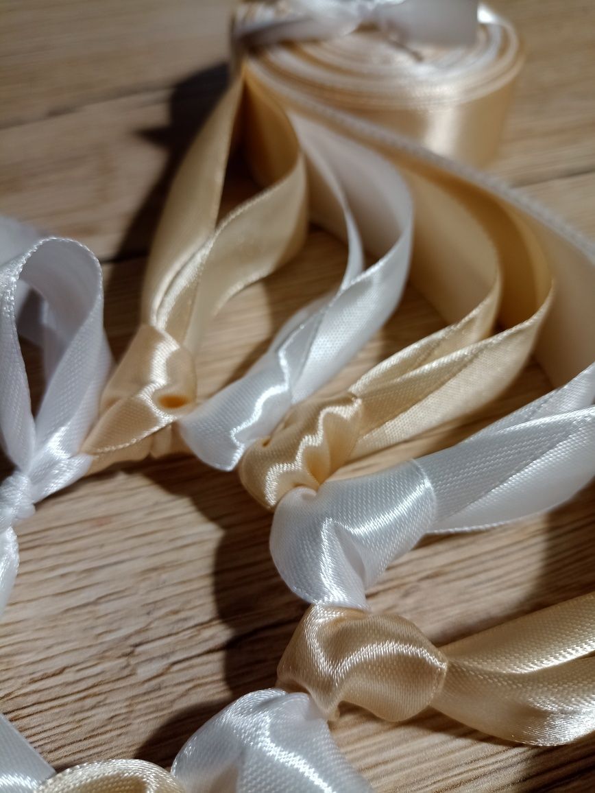 Nowy ring oczepinowy beżowy biały 16 wstążek