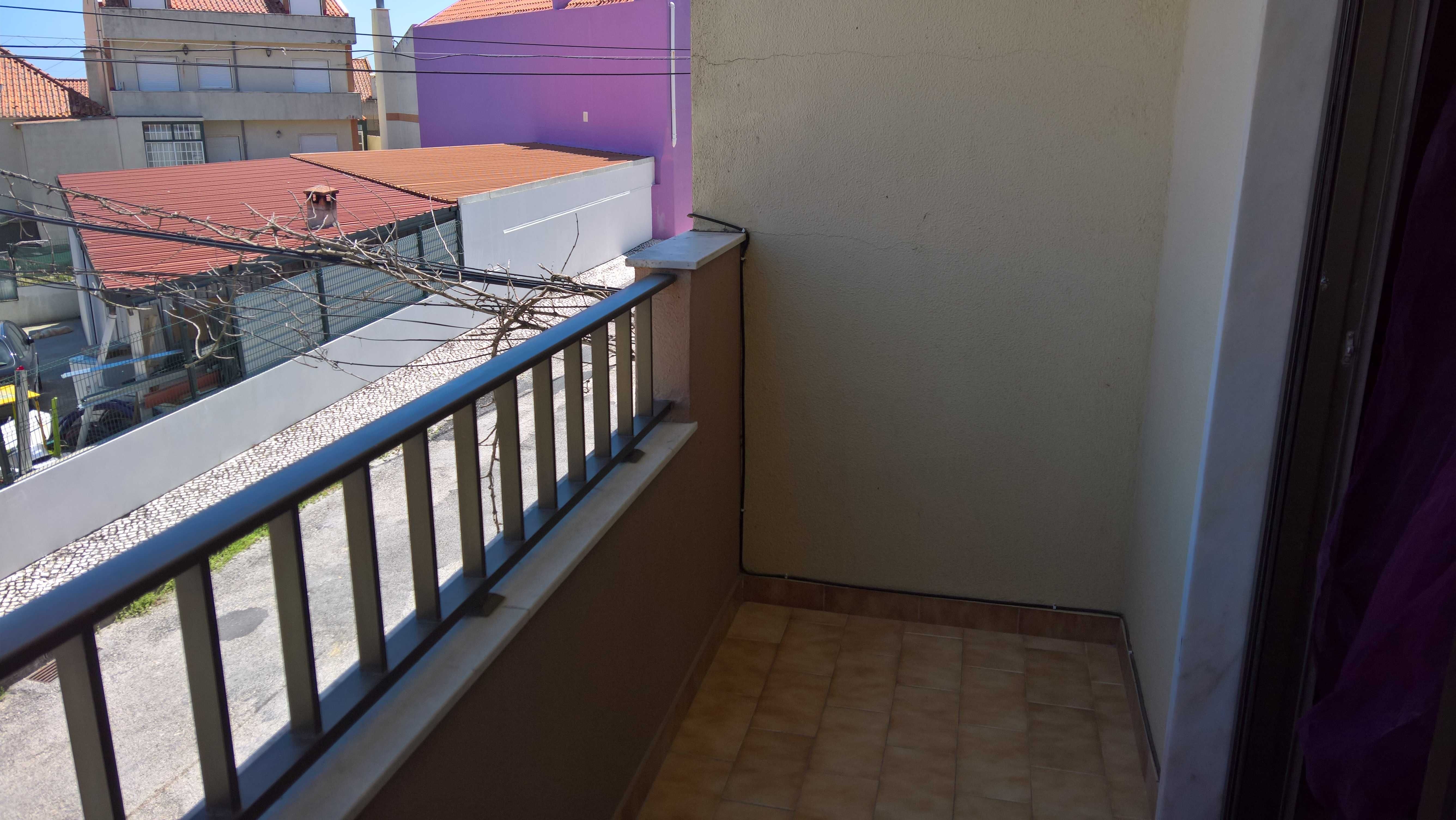 Quarto c/varanda só homens não fumadores tudo incluído 10mnt de Lisboa