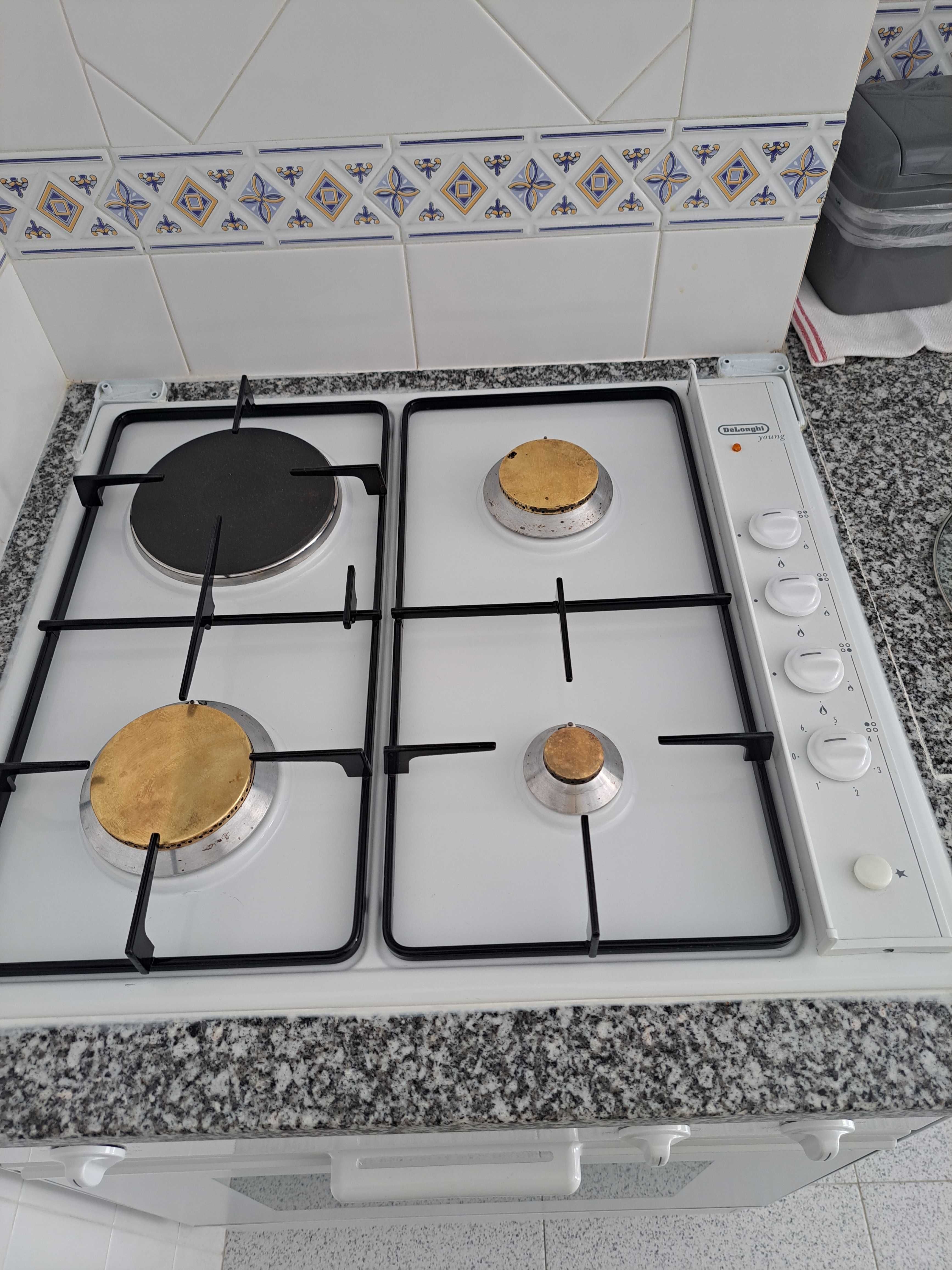 Forno + Placa Delonghi Young