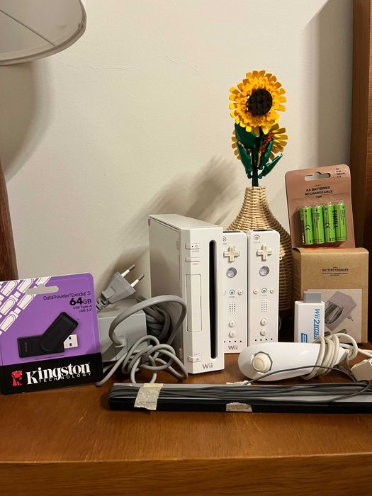 Nintendo Wii ,2 comandos ,joycon , carregador , hdmi e oferta pen 64gb