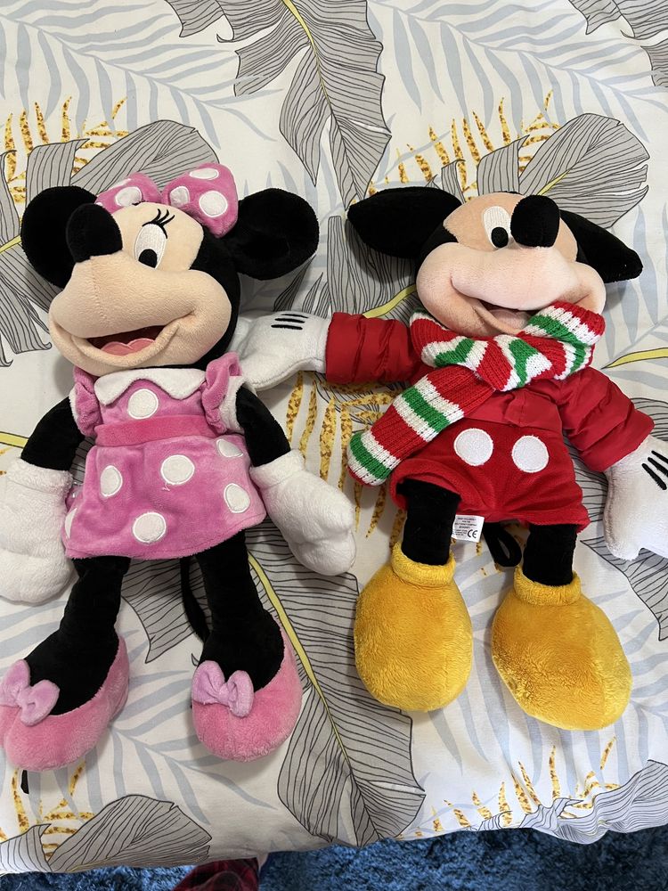 Peluches diversos Disney e outros de coleções.