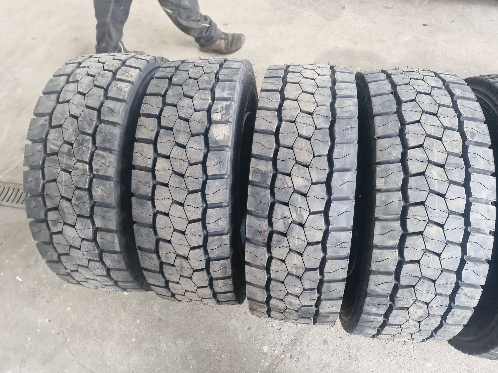 Komplet koła bezdętkowe 6 otworów 245/70r17.5 5szt  d35 d44 d45 d47