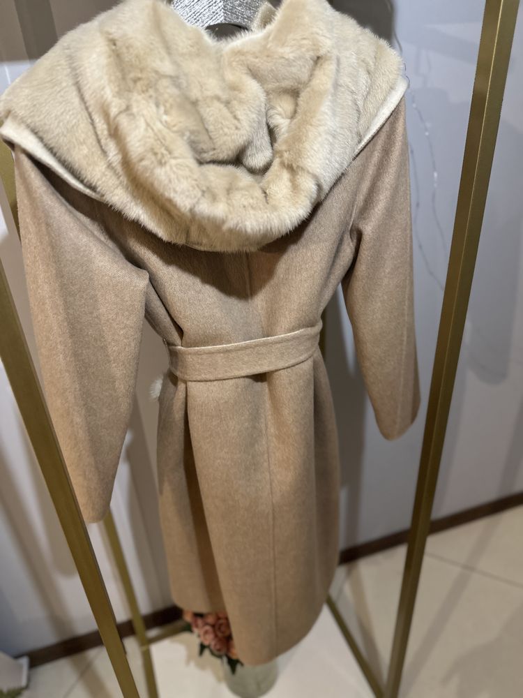 Кашемировое пальто с норкой .