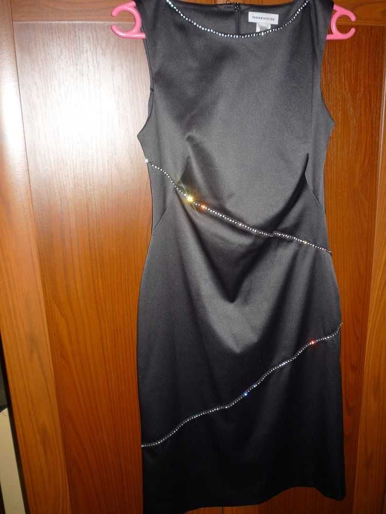 czarna sukienka ozdobiona cekinami