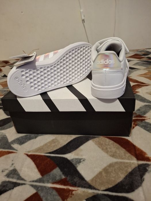 Ténis adidas tamanho.33 novos