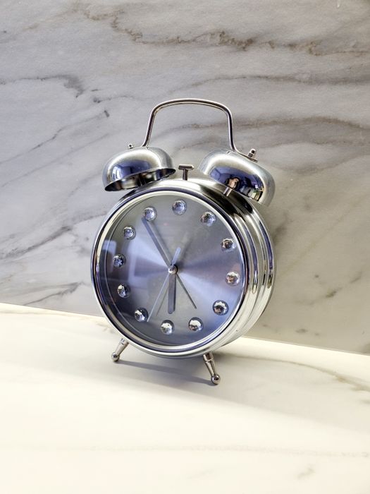 Srebrny zegar z alarmem