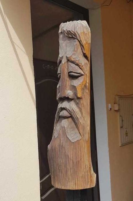 Płaskorzeźba w drewnie -  twarz człowieka.