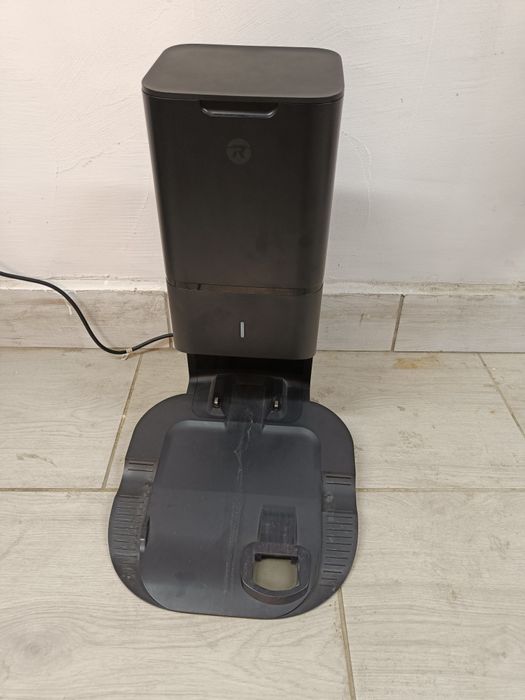 Stacja ładowarka Clean Base Roomba uszkodzona