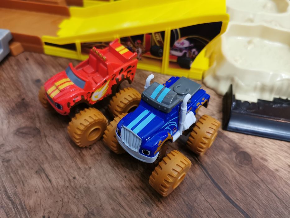 Zestaw Blaze i mega maszyny. Wyścig w błocie.