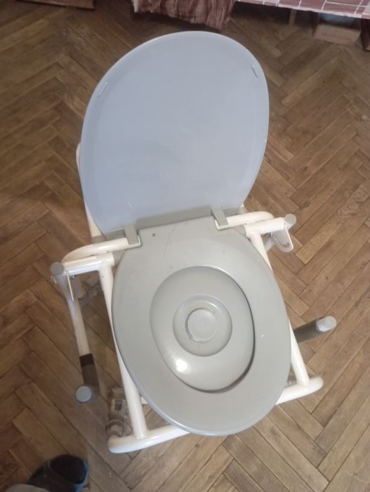 Кресло-туалет з откидним сидінням ,(Італія).