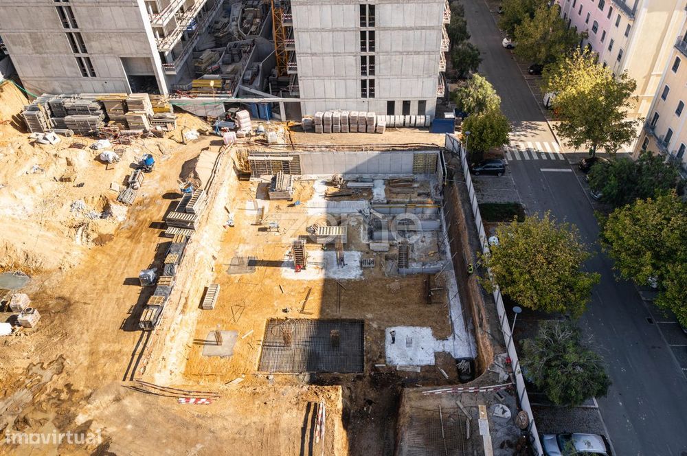 Apartamento T1 com varanda em construção, situado no 1º piso.