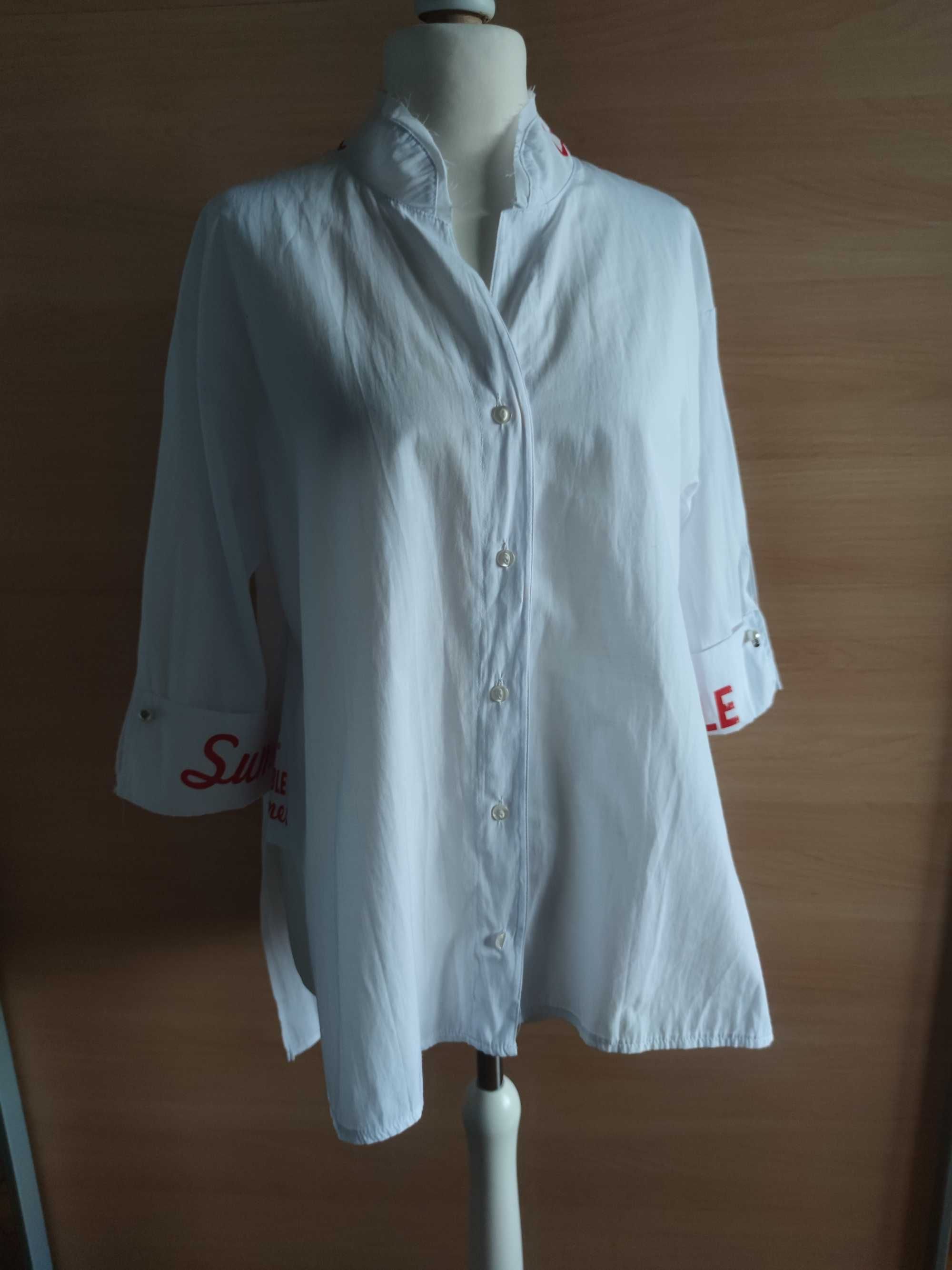 Biała koszula z napisami i perełkami