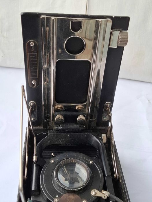 Фотоаппарат старый с касетами.