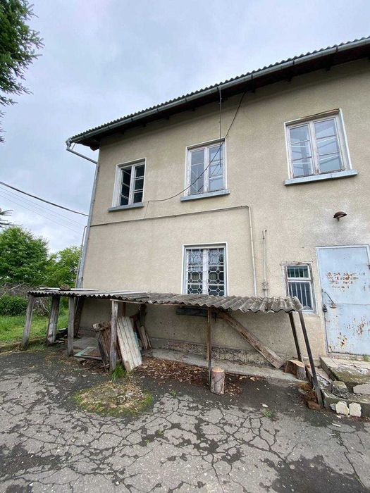 Приміщення 1230 м2 та земельна ділянка 0,35 га в с. Вістова