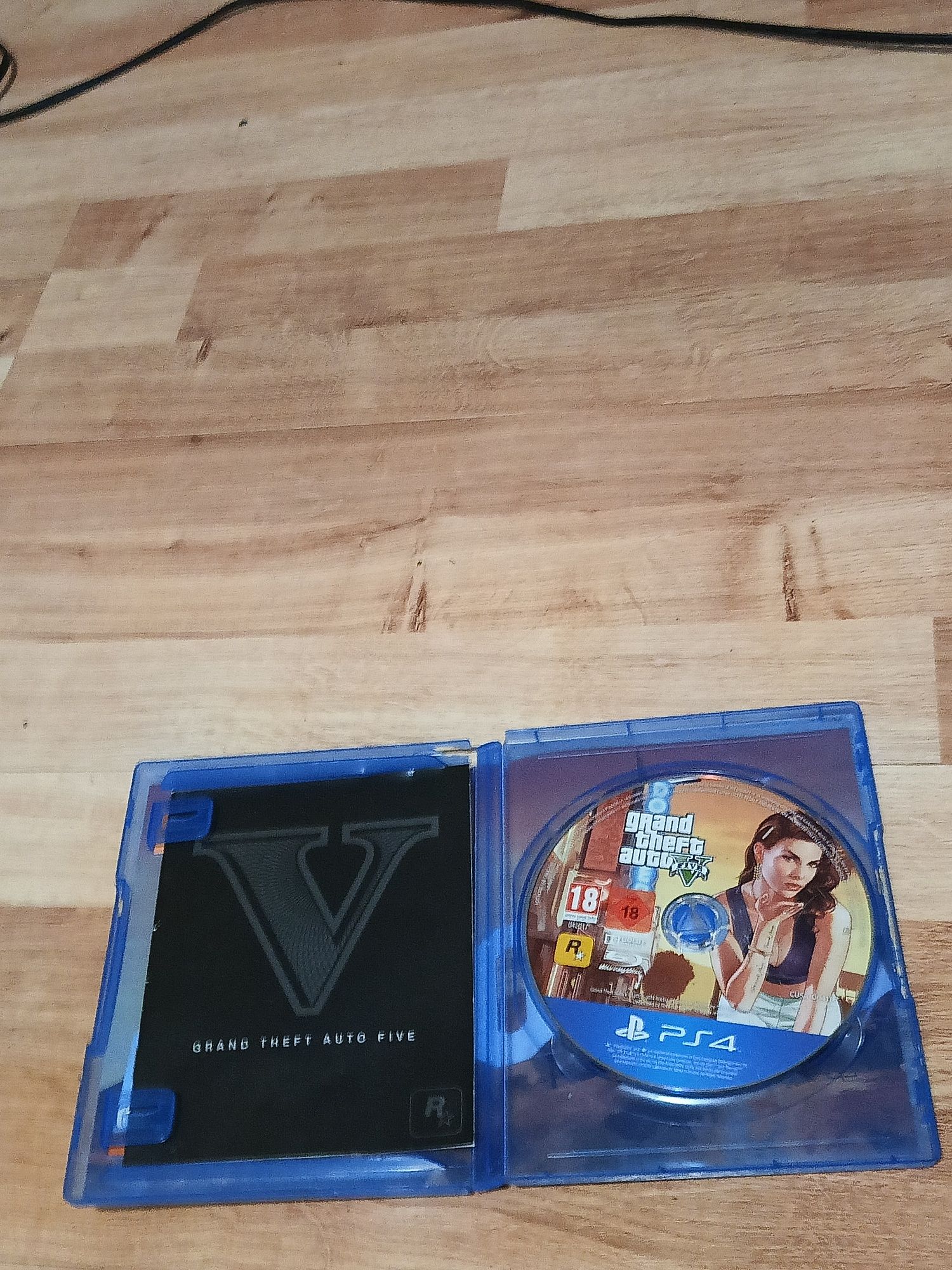 Konsola PS4 z pełnym okablowaniem,padem +3 gry gratis