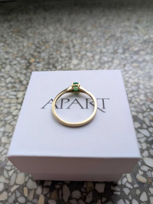 Złoty pierścionek z zielonym kamieniem (szmaragd)