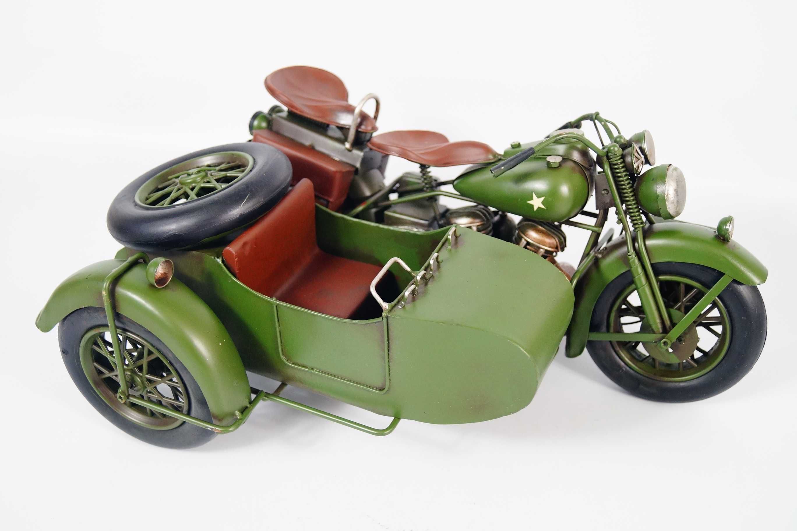 Metalowy pojazd - stary motocykl z dostawką retro rekwizyt wojskowy