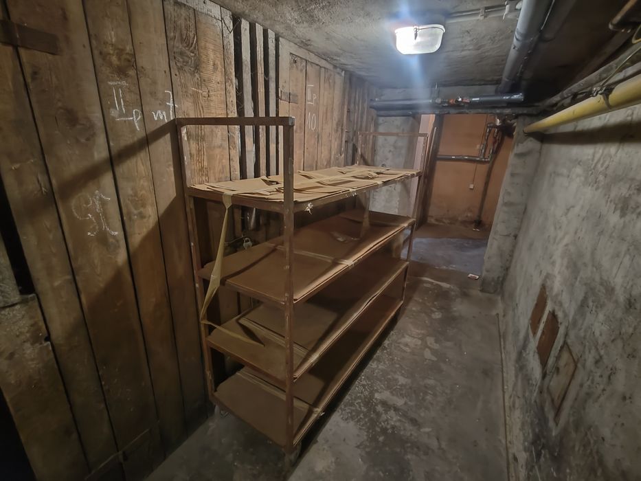 Wózek regał z półkami