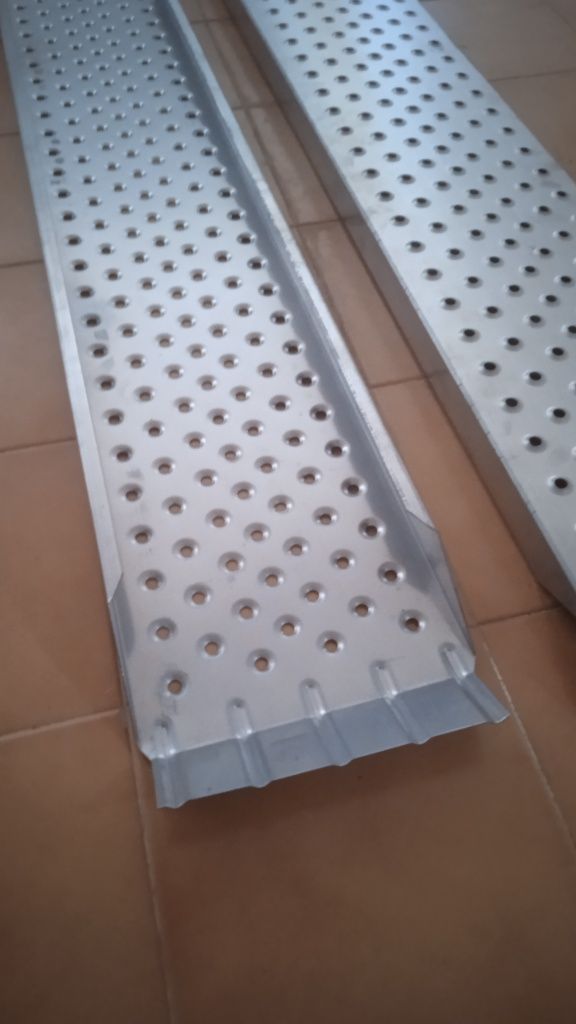 Par de rampas em metal