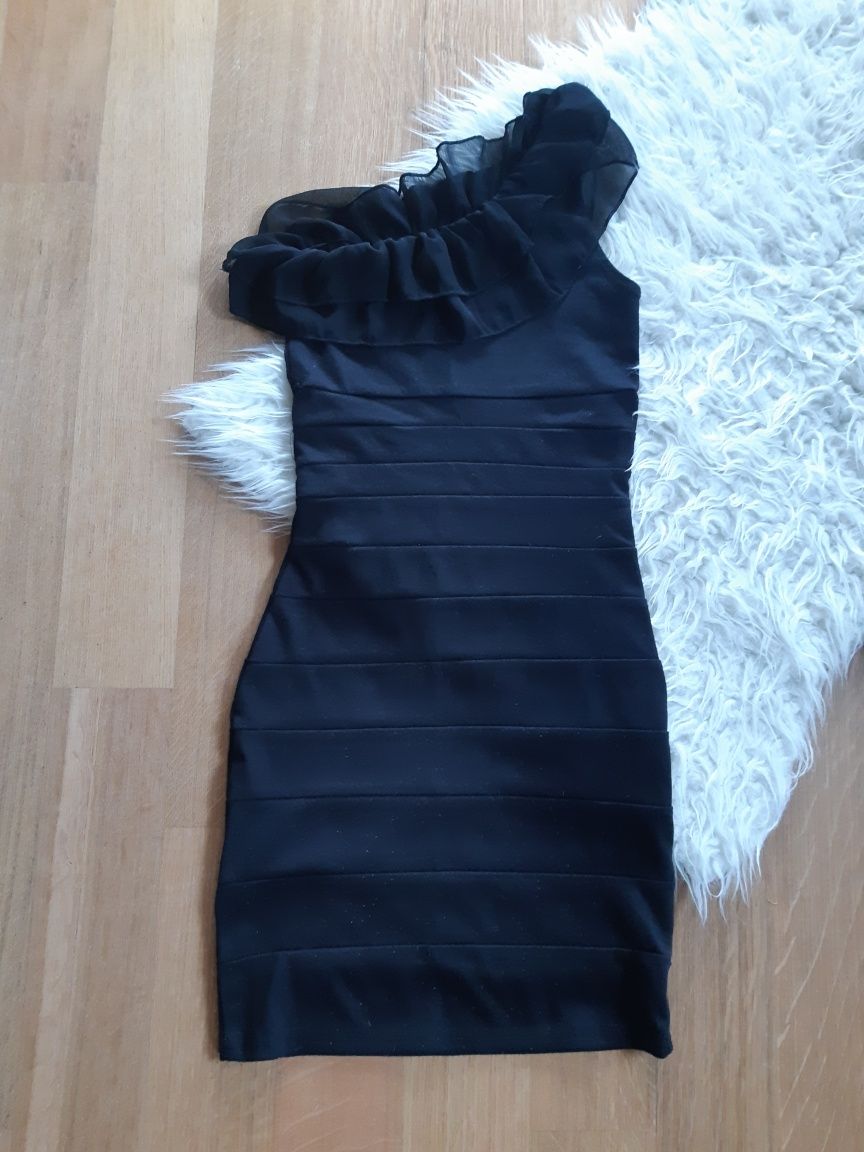 Czarna sukienka na 1 ramię