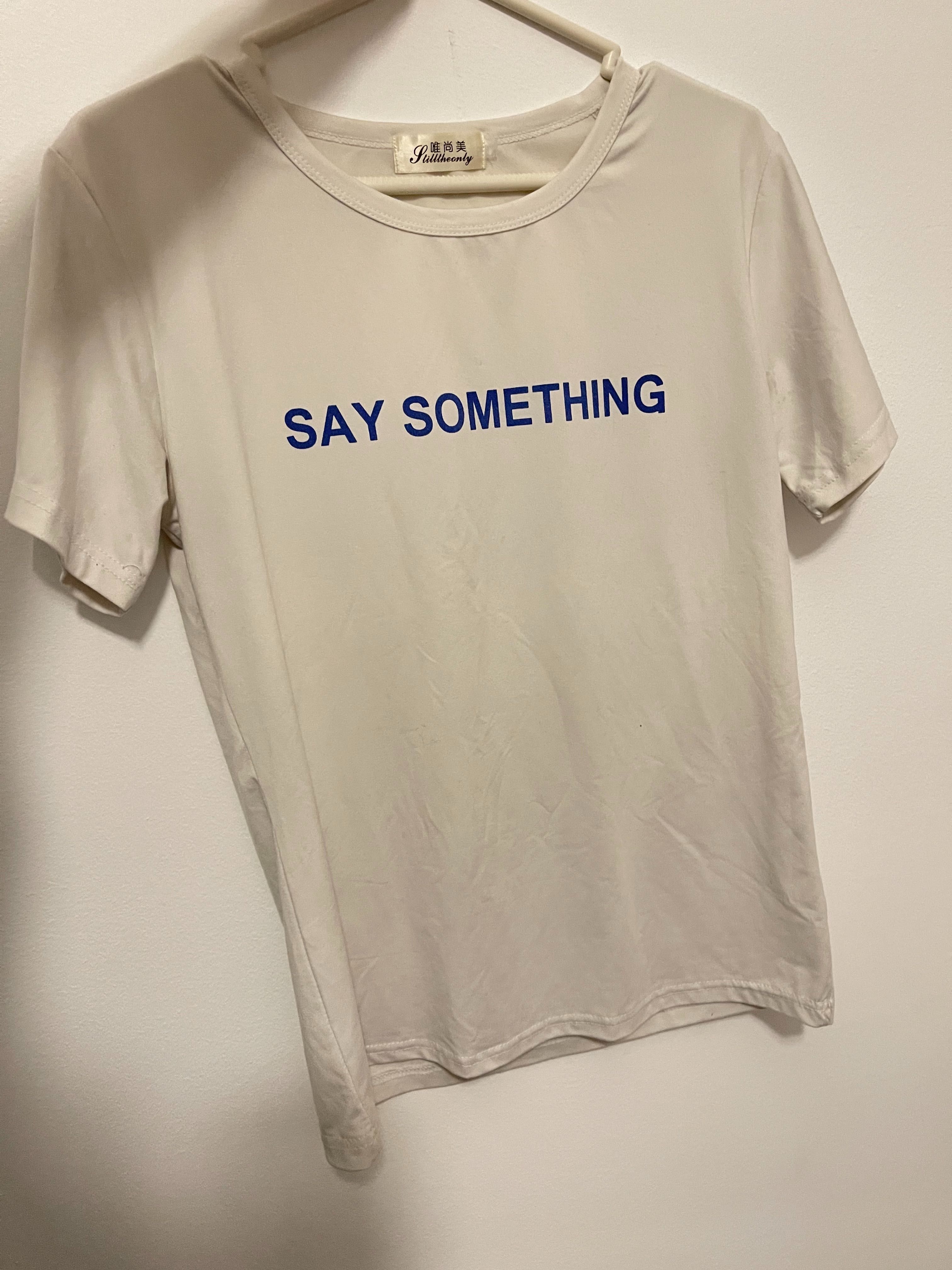 T-shirt creme com letras