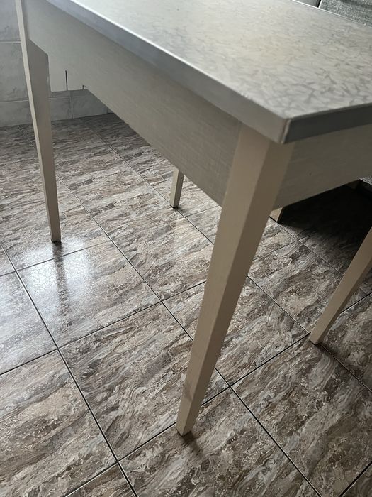 Стіл кухонний,ніжки дерево