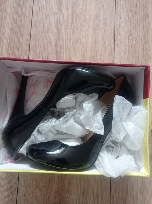 Туфлі лаковані на шпильці