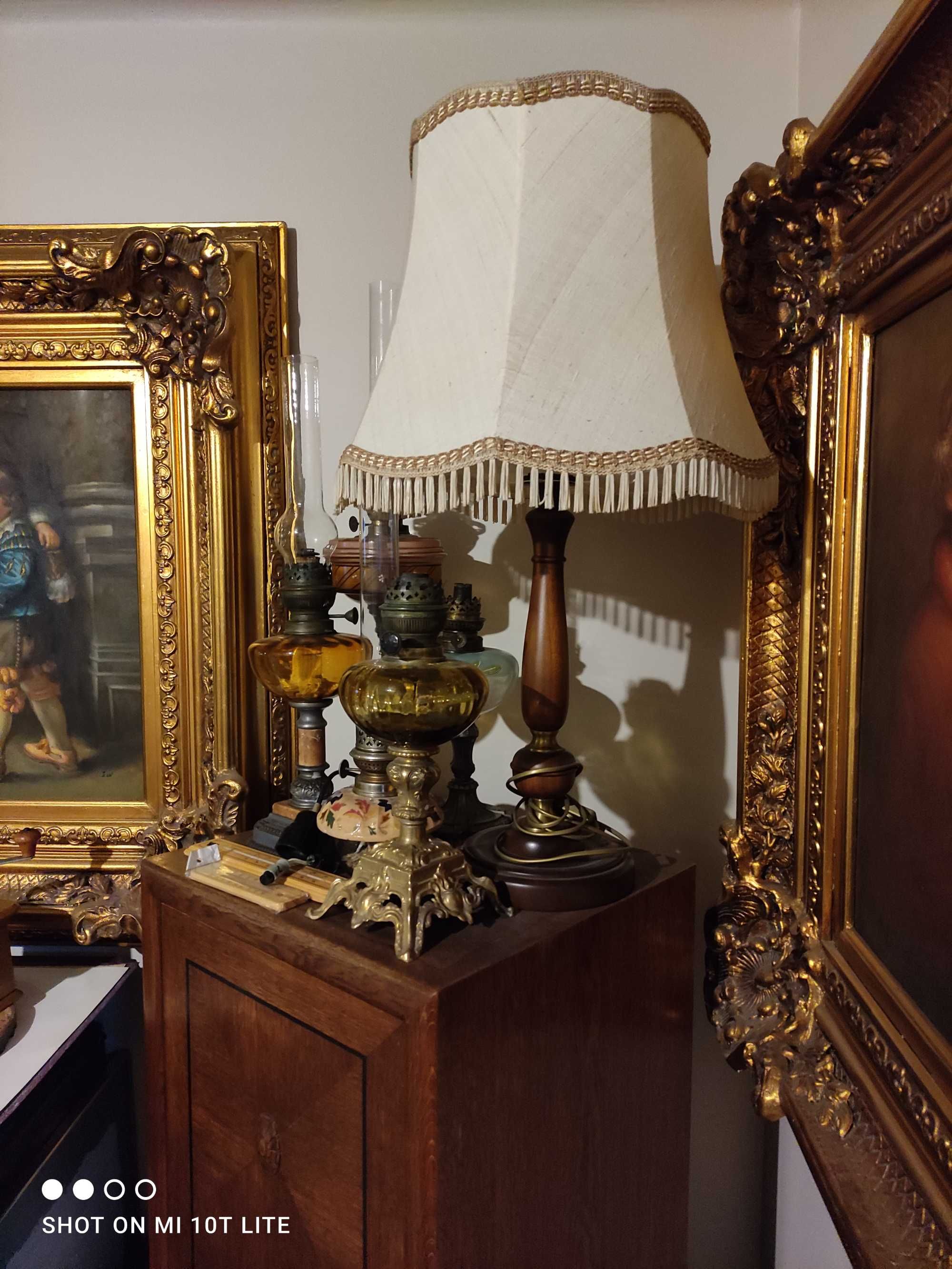 lampa stojąca z abażurem do gabinetu sypialni salonu drewno mosiądz