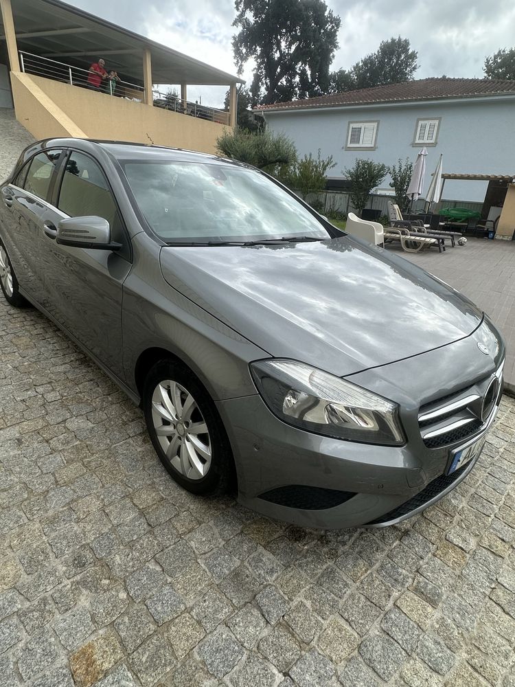 Mercedes A180 com 98600 km reais.