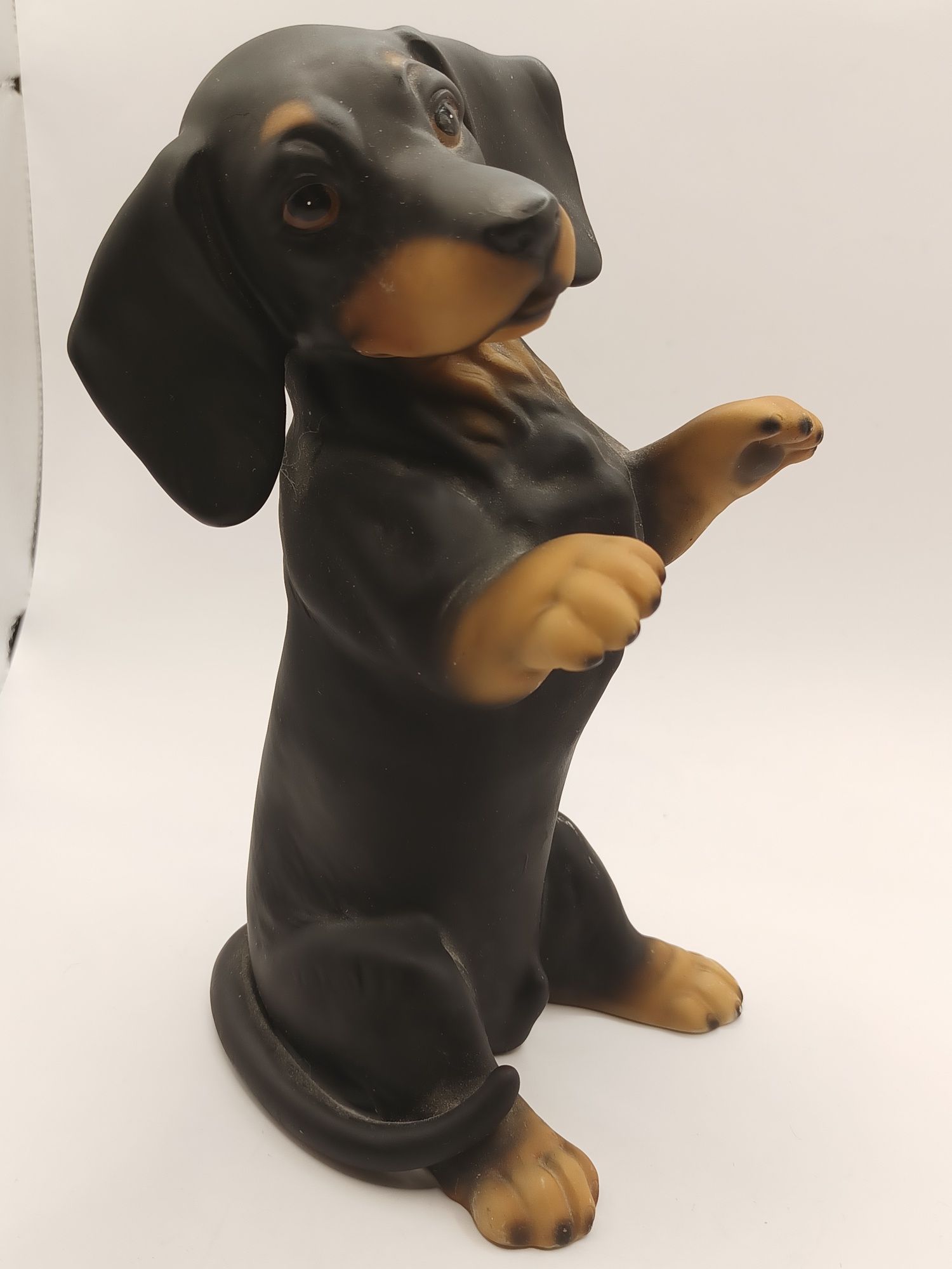 Pies jamnik czarny porcelana sygnowany STILIA