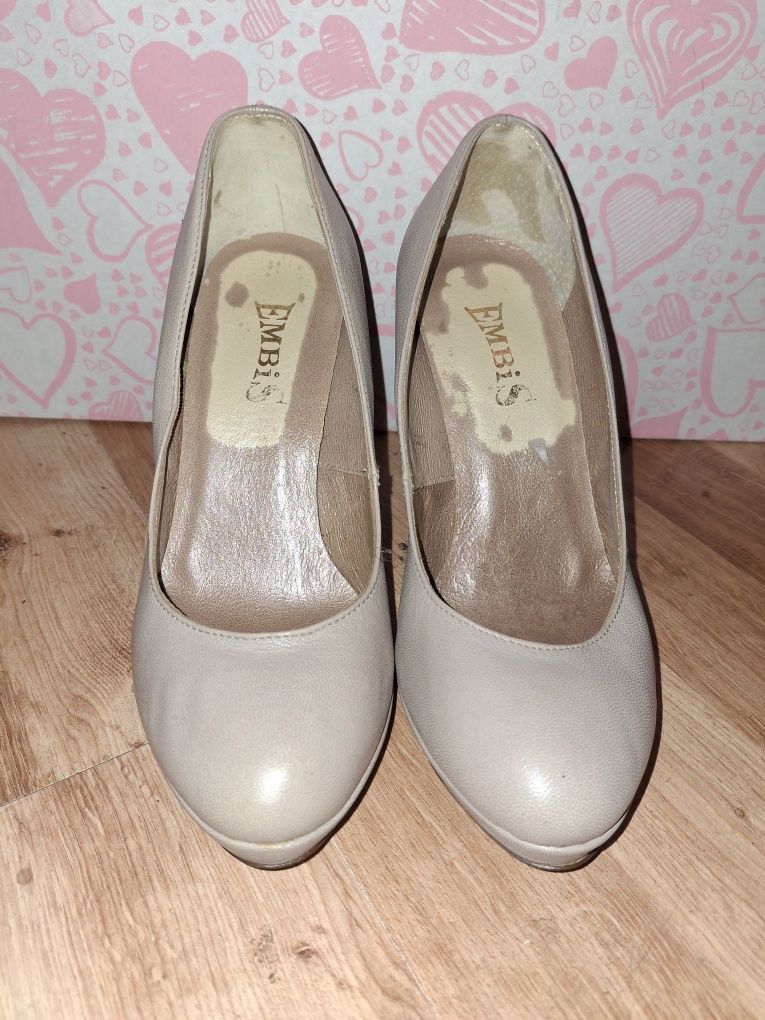 Wygodne buty na obcasie w rozmiarze 35