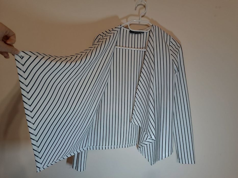 34 Reserved narzutka marynarka żakiet blazer biała
