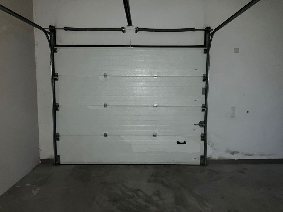 Portão de garagem com motor elétrico