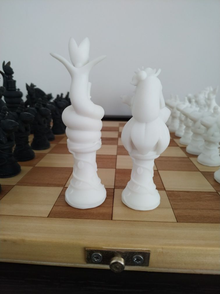 Tabuleiro de xadrez em madeira com figuras Pokémon