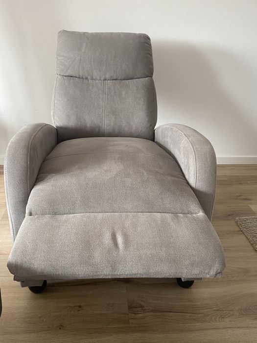Poltrona cinza reclinável em perfeito estado