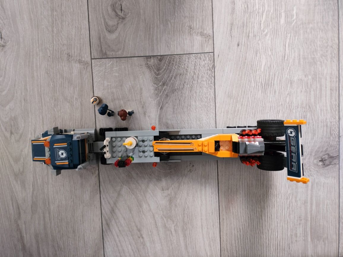 LEGO transporter dragsterów