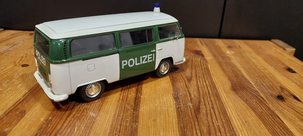 Model 1:24 Volkswagen Vw Transporter T2 Polizei Welly