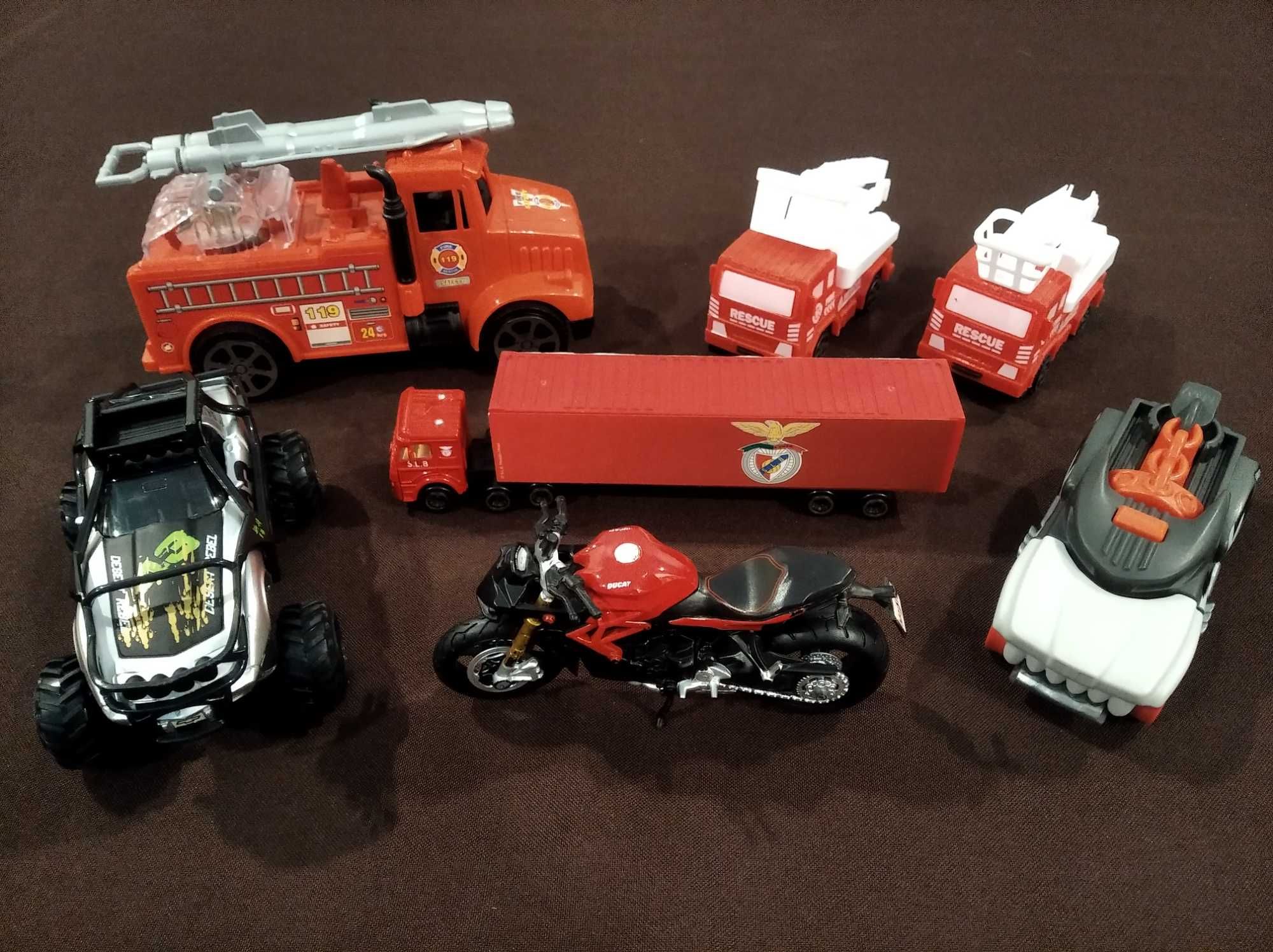 Brinquedos: moto, carros e camiões